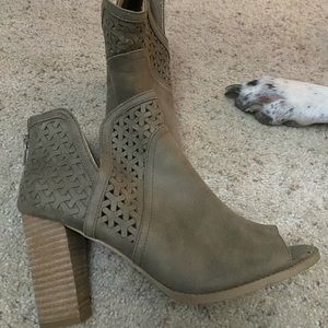 Women’s cute 3-4 inch heel open toe